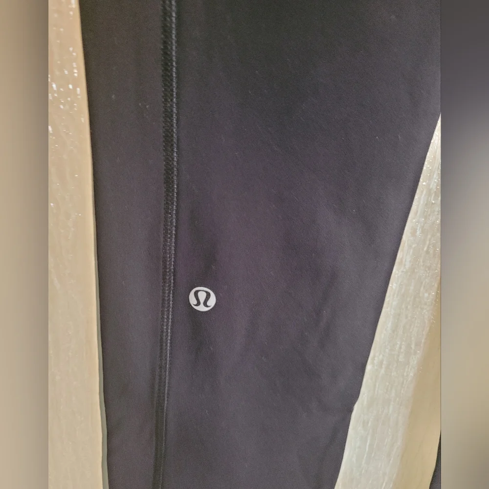 Lululemon Black and Blue workout Tights - Picture 4 of 4